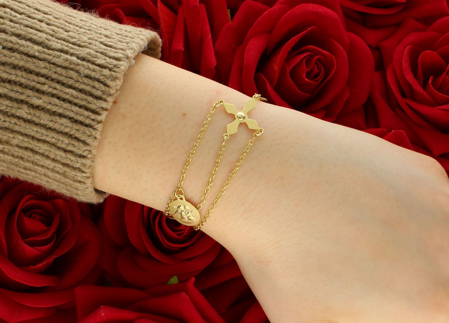 Bransoletka złota z medalikami pr 585, DIA-BRA-D5Z02220 MOD Złota bransoletka damska celebrytka ozdobiona z trzema wiszącymi medalikami i krzyżem. Ponadczasowa, klasyczna biżuteria, w której harmonijne1.jpg